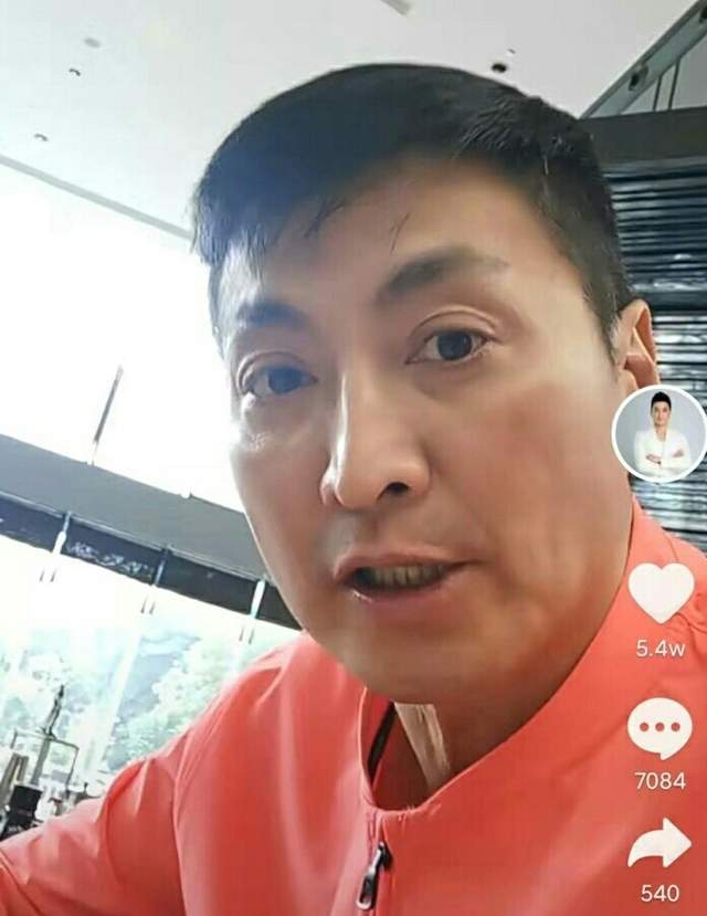 何家劲身高接近1米80,剑眉星目,鼻直口方,看起来十分阳光,且不失美男