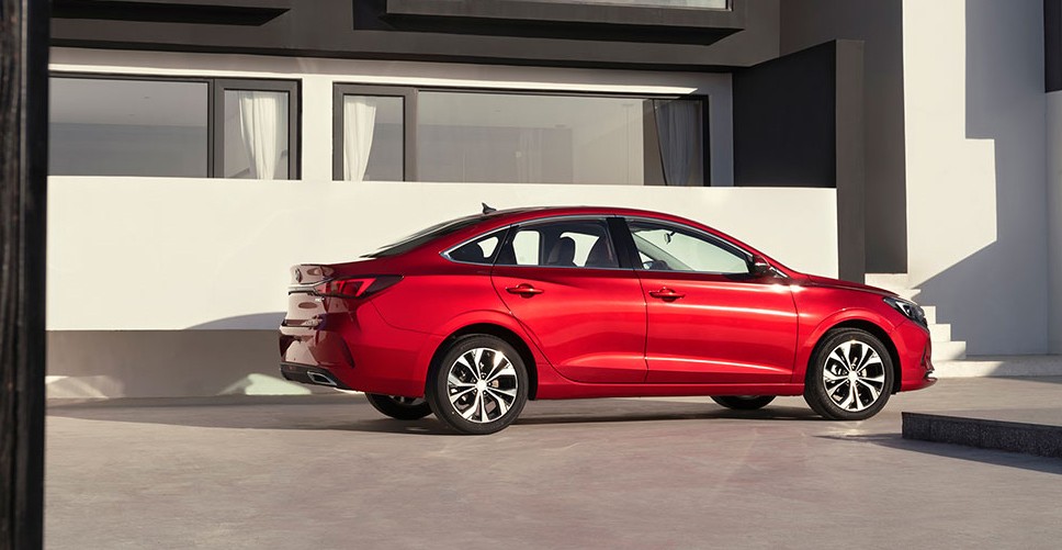 10万级品质家轿，该选第4代帝豪，还是逸动PLUS？