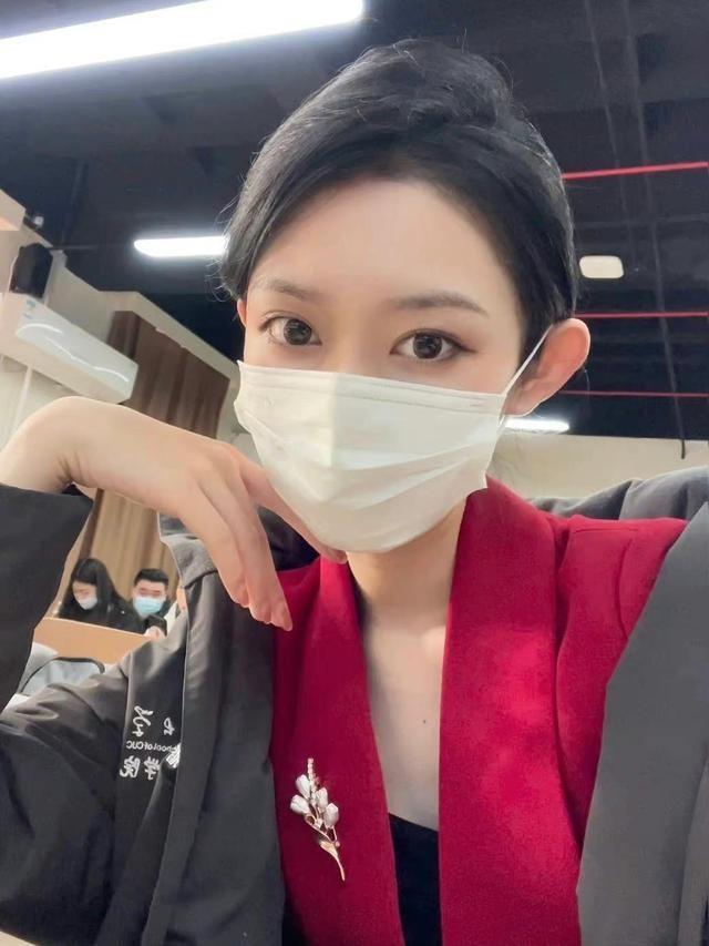 高诗岩女友晒近照颜值超高却被男友吐槽与张镇麟女友是同学