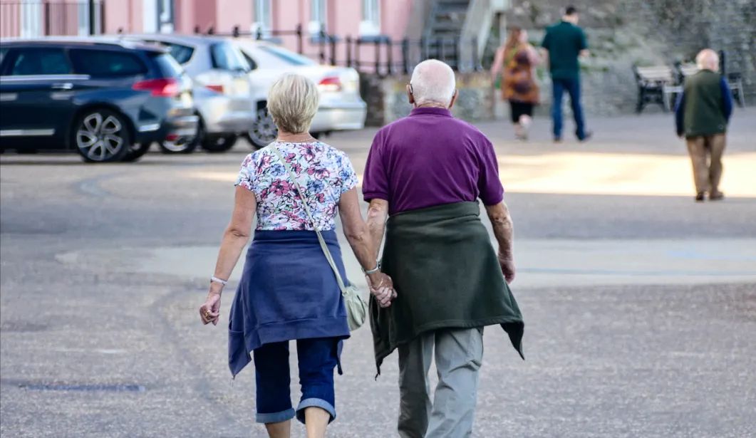 退休后一人生活,你会跟儿女住在一起吗?3位老人说了自己的感受休闲区蓝鸢梦想 - Www.slyday.coM 退休后一人生活,你会跟儿女住在一起吗?3位老人说了自己的感受休闲区蓝鸢梦想 - Www.slyday.coM