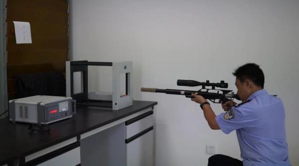 发现利用射钉枪改装的火药枪,看上去制作简单,粗糙,枪管也没有膛线