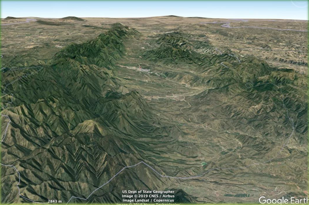 这是谷歌地图上的六盘山,大家可以看到这是一个南北走向的山脉,分为