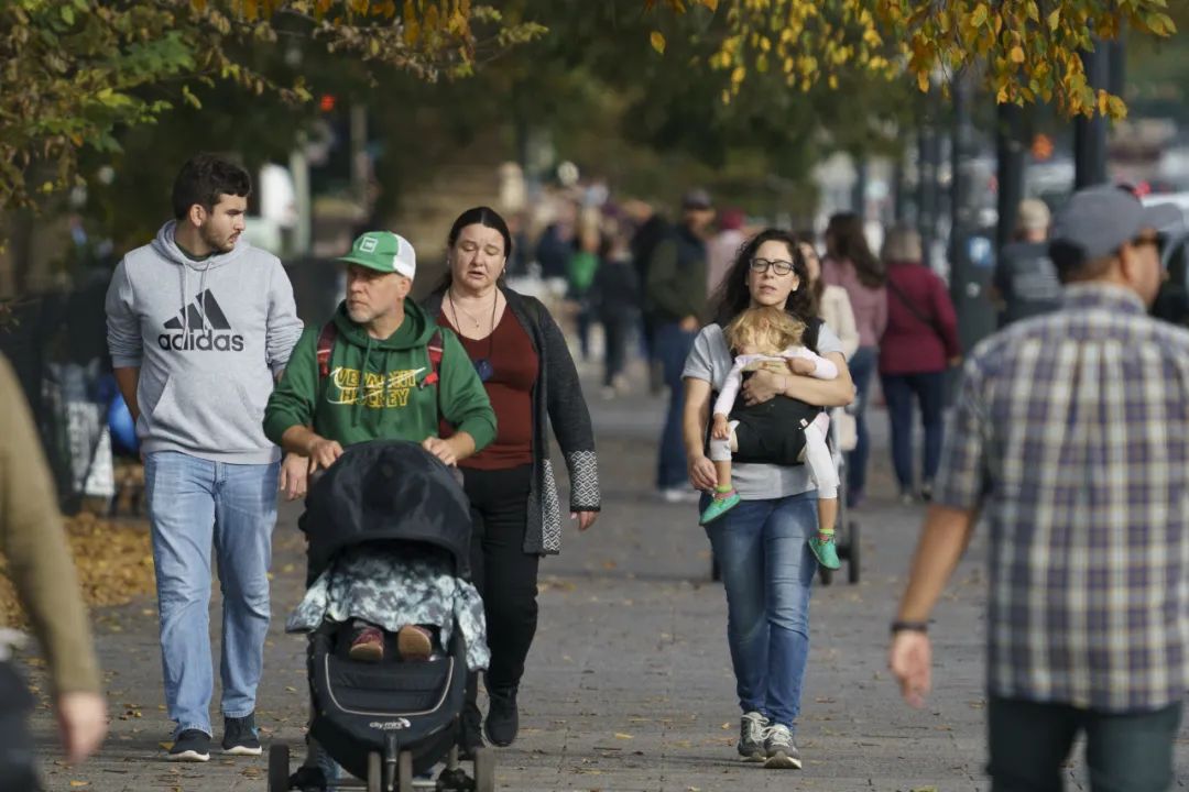 ▲10月30日，游客在美国华盛顿的国家广场游览。新华社发