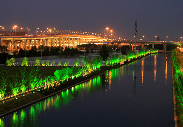 到了夜晚，主题灯光秀就成为了河道景观整体布局的重要部分。