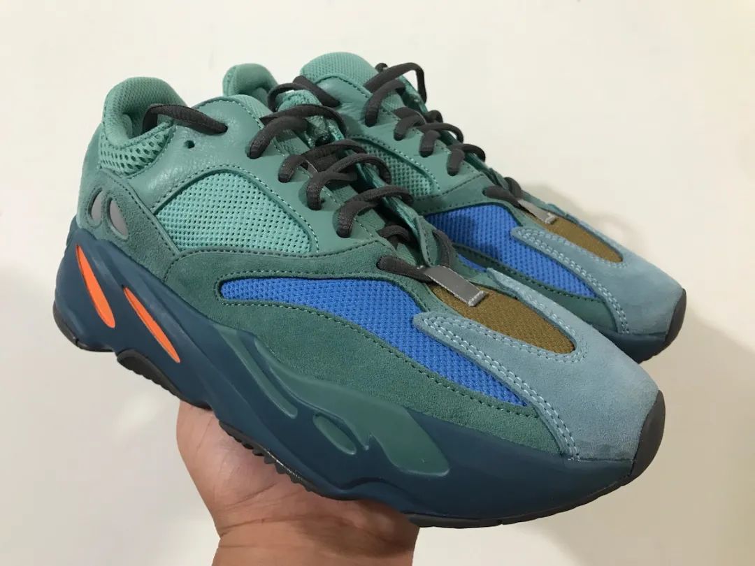 yeezy 700初代"青铜"配色实物提前泄露,计划全球发售!|yeezy_新浪新闻