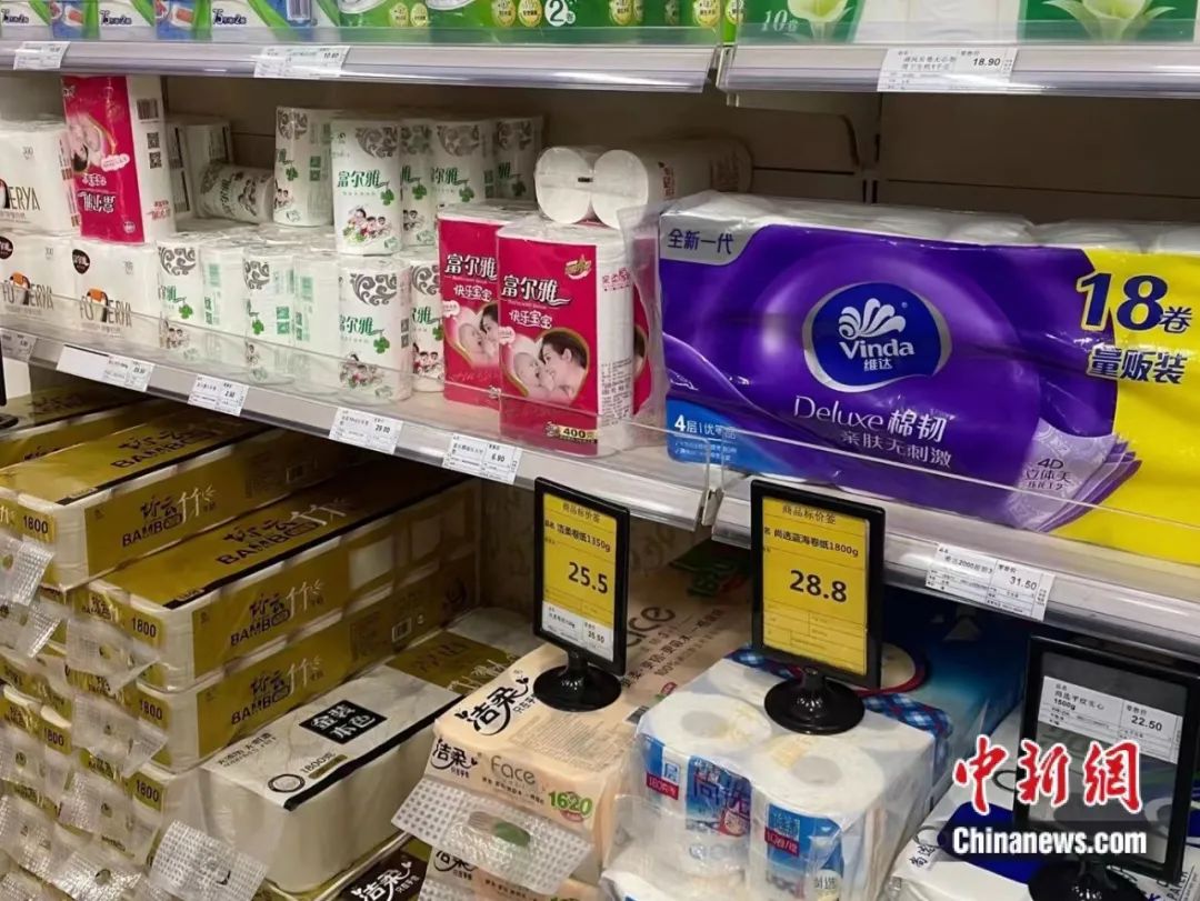 北京某超市卫生纸货架.宫宏宇 摄
