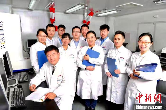 张福仁和他的科研小组成员。张福仁团队供图