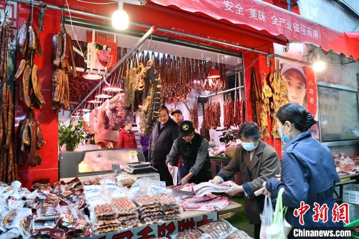 猪价走低腊味提前飘香 成都“香肠一条街”揽客花样齐出