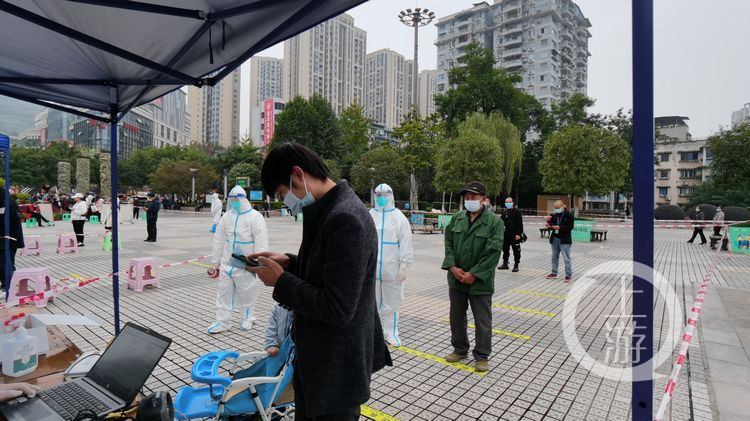 直击巴南鱼洞人民广场核酸检测现场