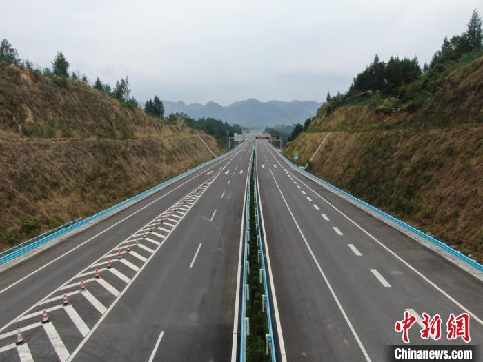 贵州湄石高速公路建成通车
