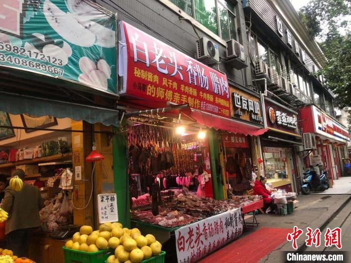 一家店铺推出了羊肉香肠、牛肉香肠。贺劭清 摄