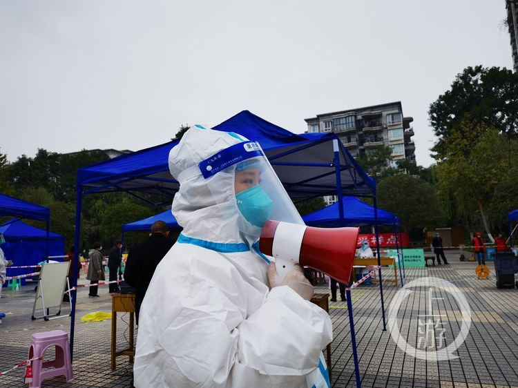 直击巴南鱼洞人民广场核酸检测现场