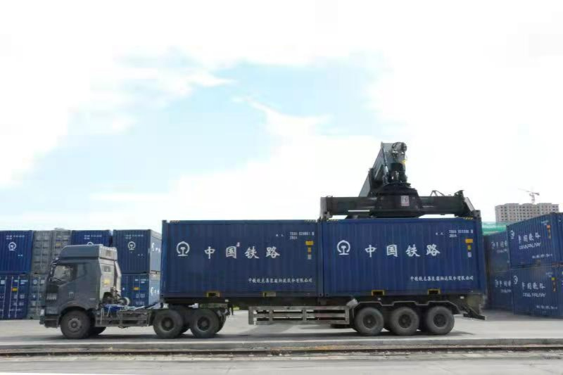 鸡西,鸡东,密山,虎林,永安乡等12个火车站不断开出运粮列车,仅10月份