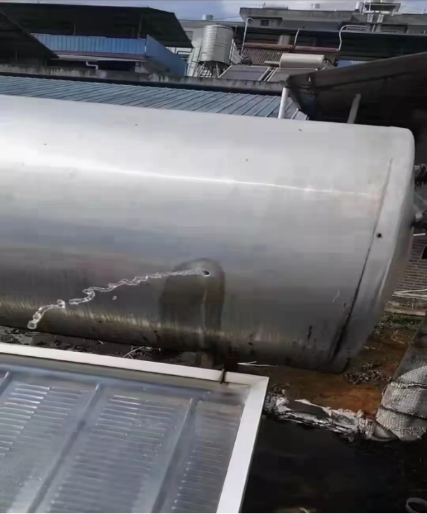 流弹击中太阳能热水器 图自微博