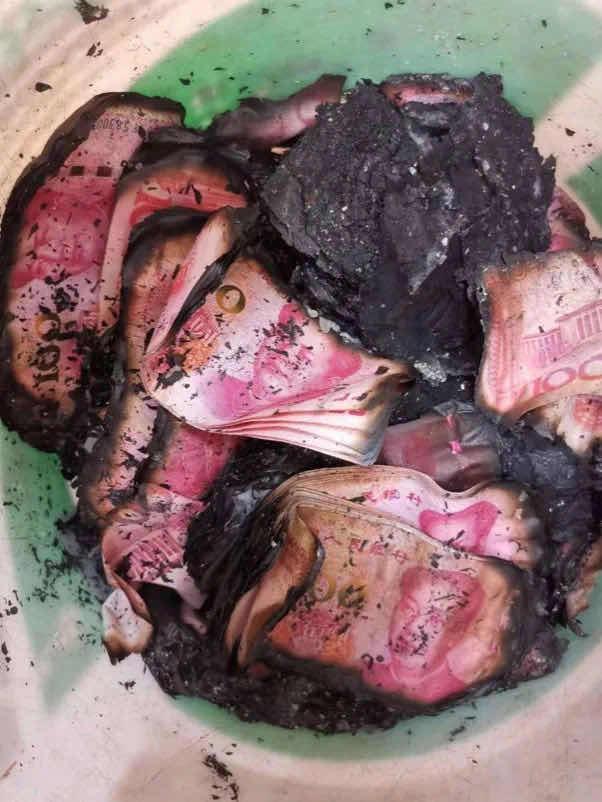 上海崇明一居民8万元被烧银行清理三小时挽救出16200元