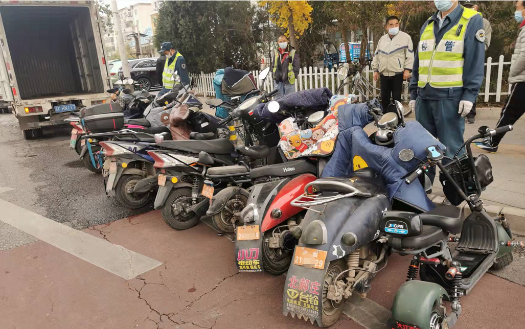 夜查至凌晨北京交警两日查处6千余起电动车违法行为