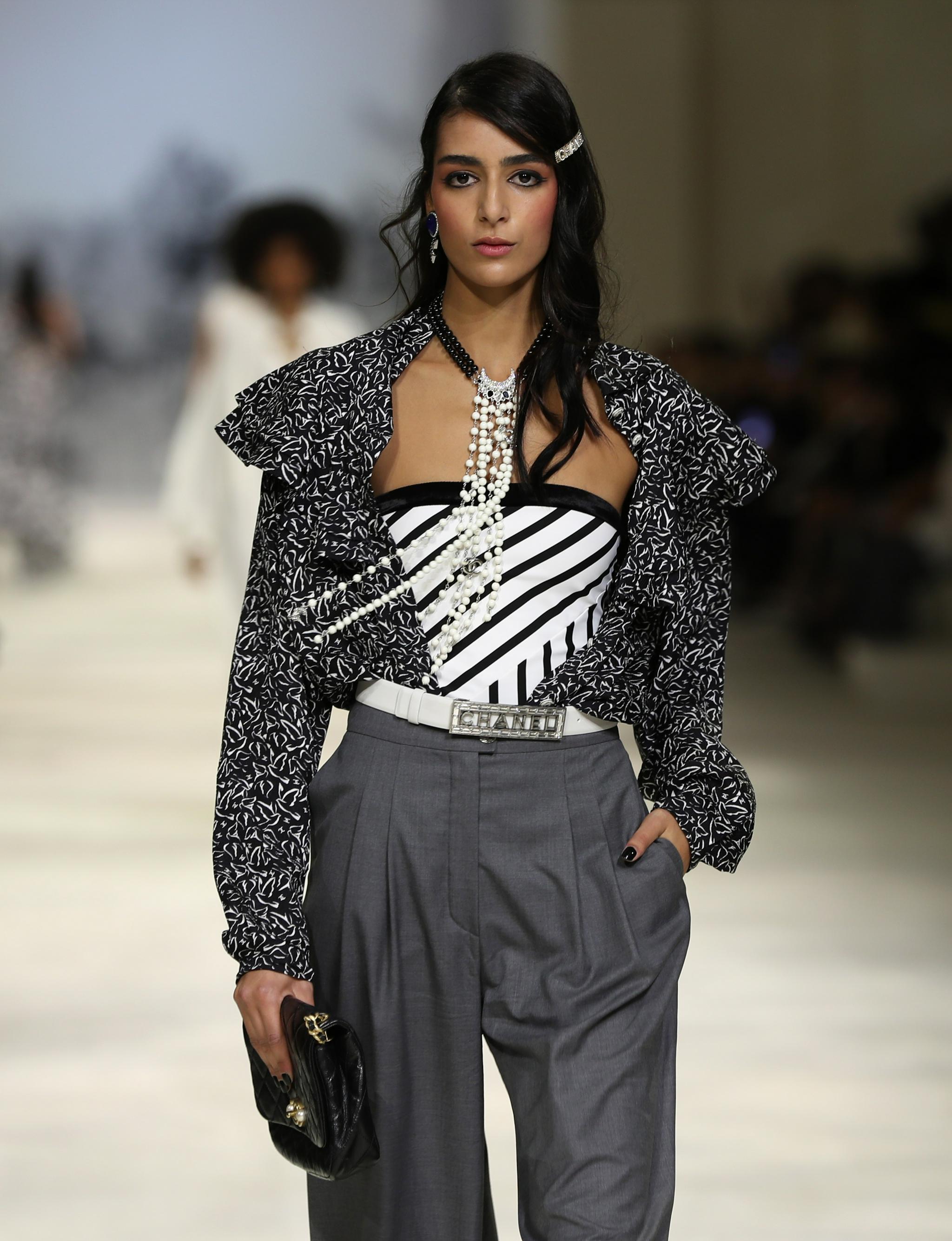 模特在阿联酋迪拜展示香奈儿品牌2021/22早春度假系列新品时装