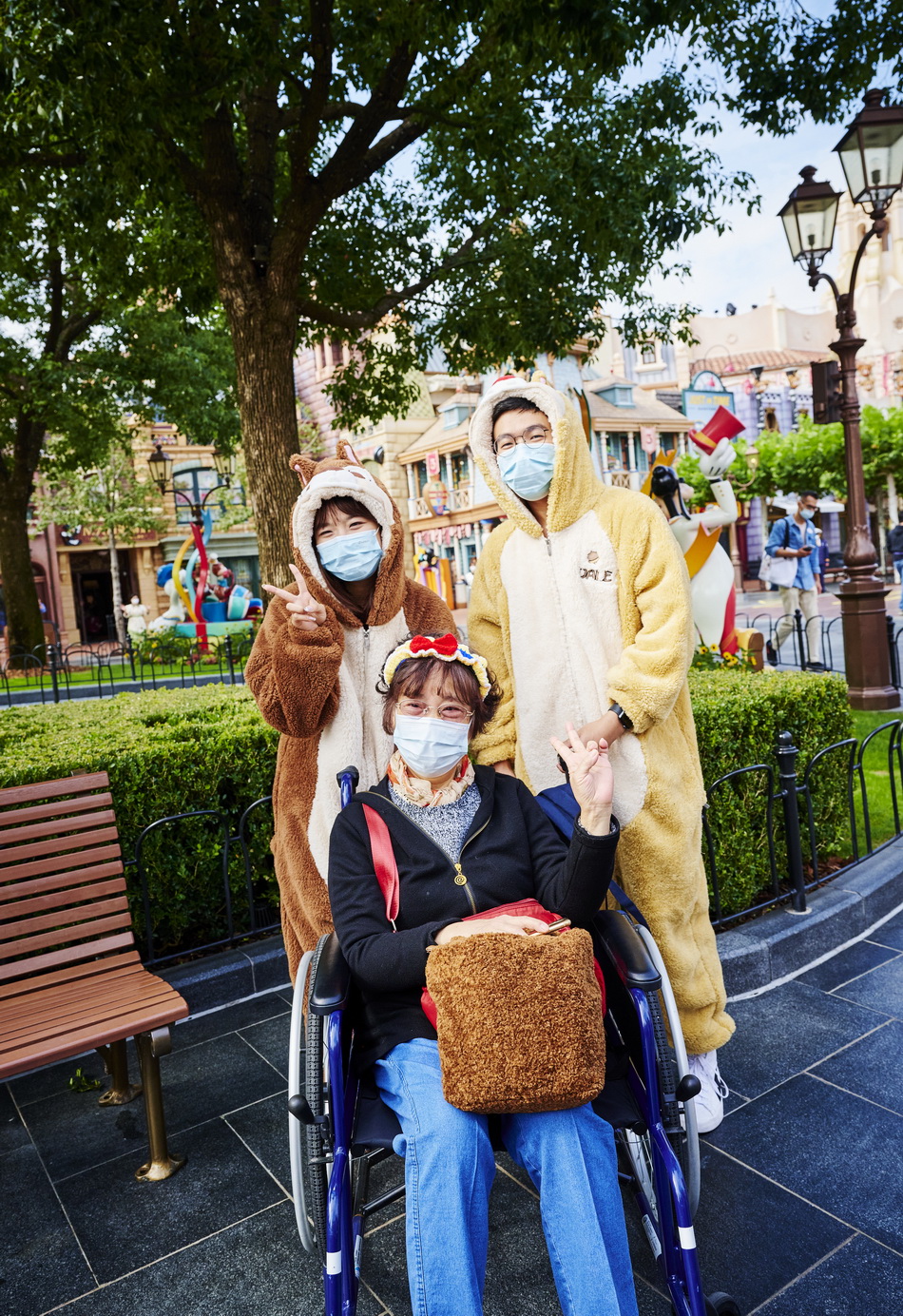 开园前，一家人在迪士尼小镇里合影。