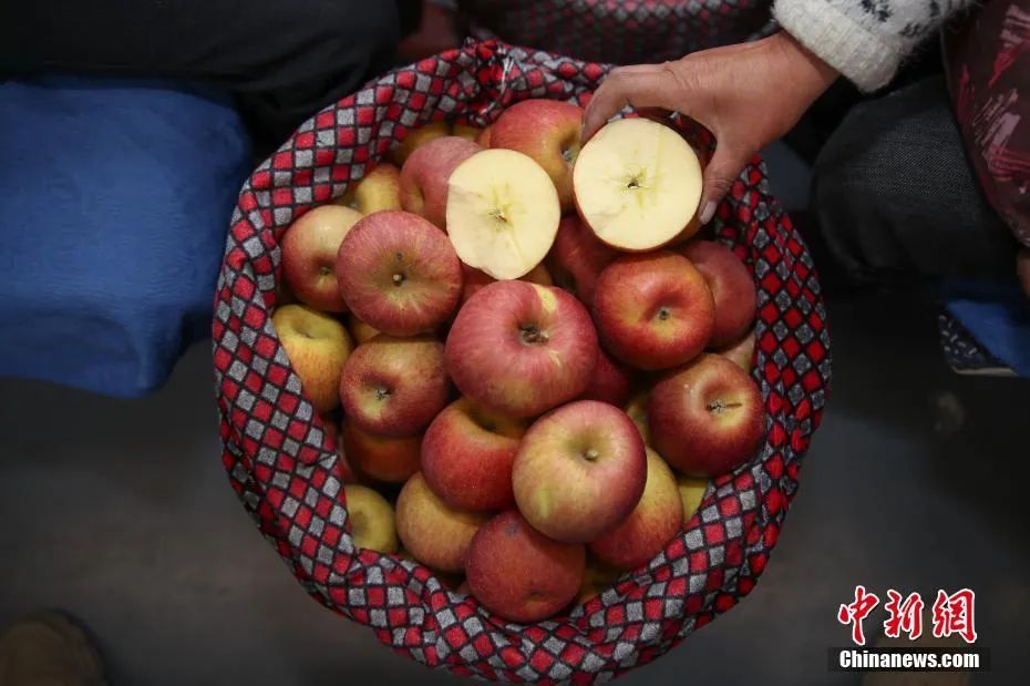 两起家庭聚集性疫情，与一个苹果摊有关！多名官员被停职免职休闲区蓝鸢梦想 - Www.slyday.coM