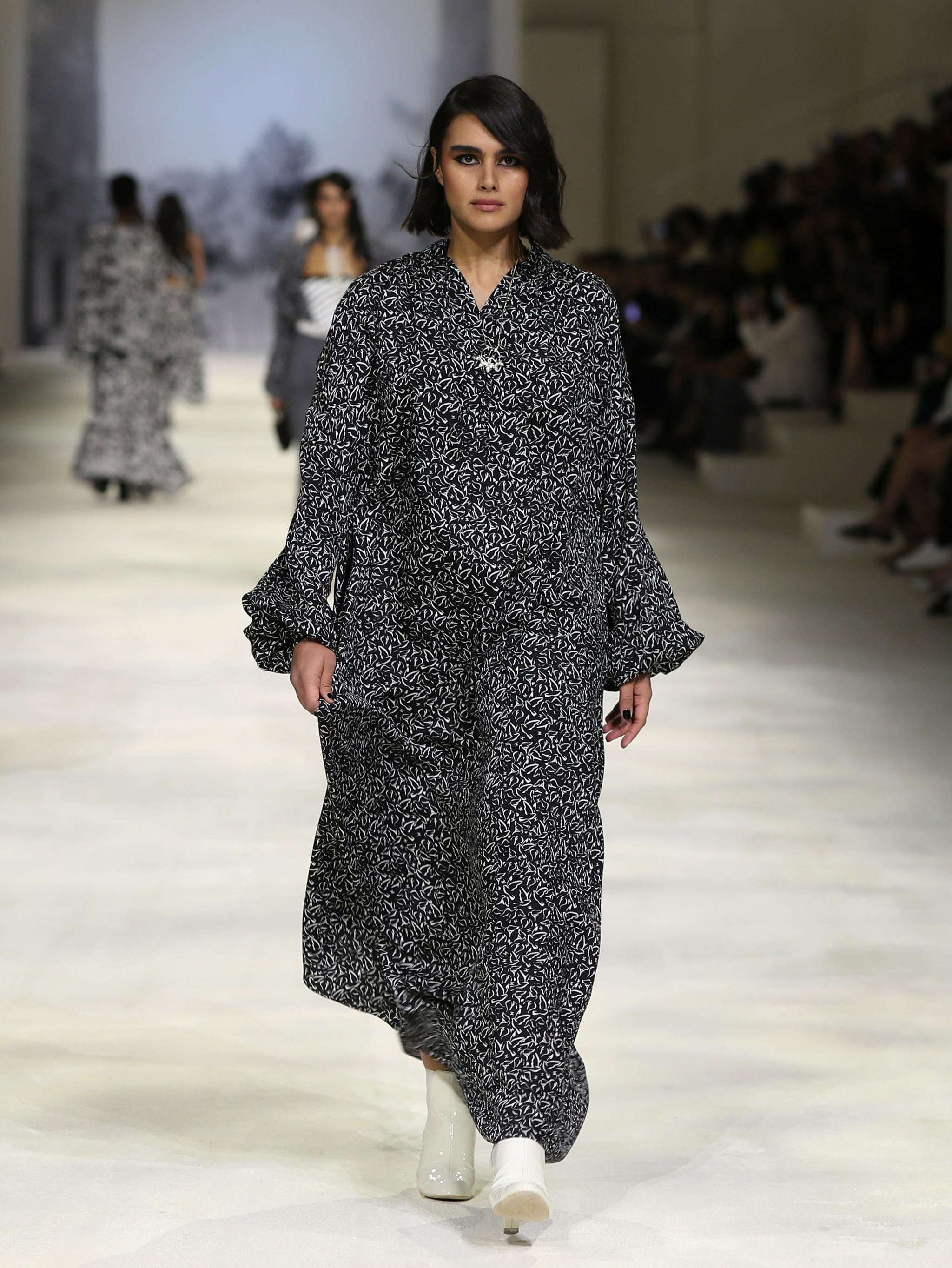 模特在阿联酋迪拜展示香奈儿品牌2021/22早春度假系列新品时装