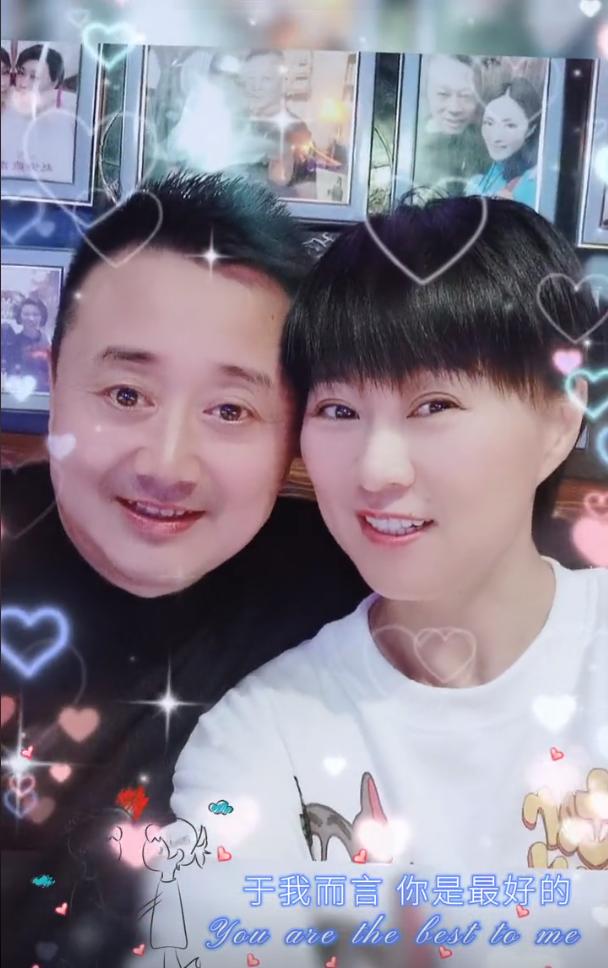 47岁海燕晒合影庆银婚老公闫光明送两大捧花束结婚25年仍甜蜜