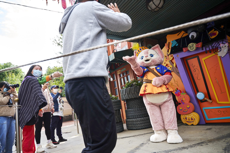  11月3日，上海迪士尼乐园，“网红”小狐狸玲娜贝儿与游客互动。
