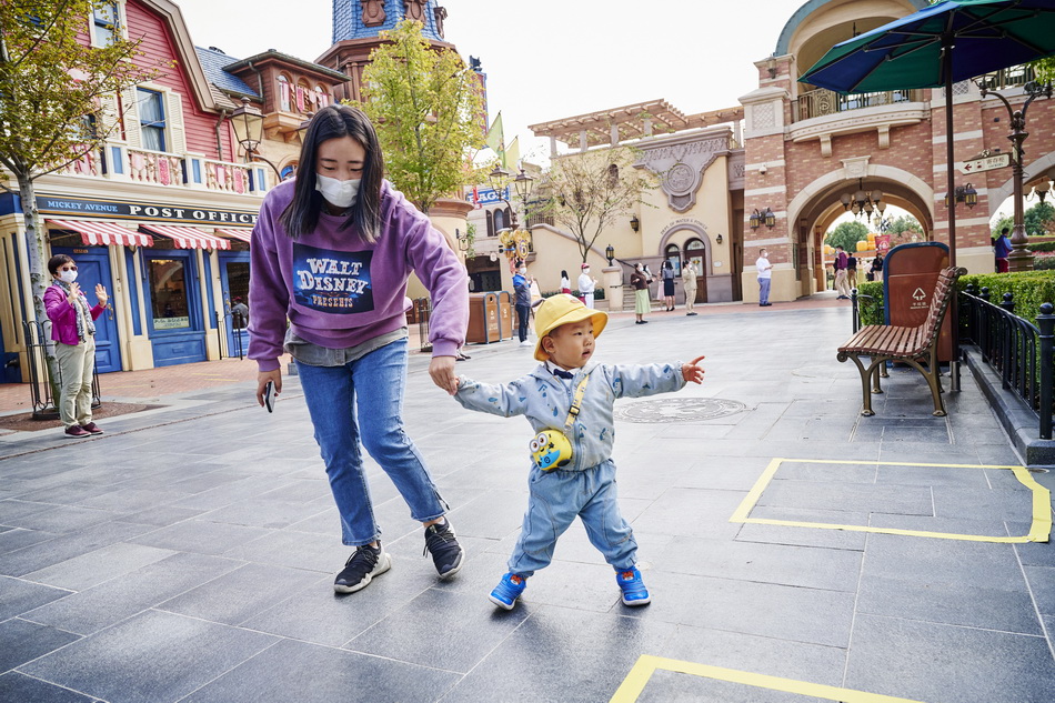 11月3日，游客带着2岁半的小童在迪士尼乐园玩耍。