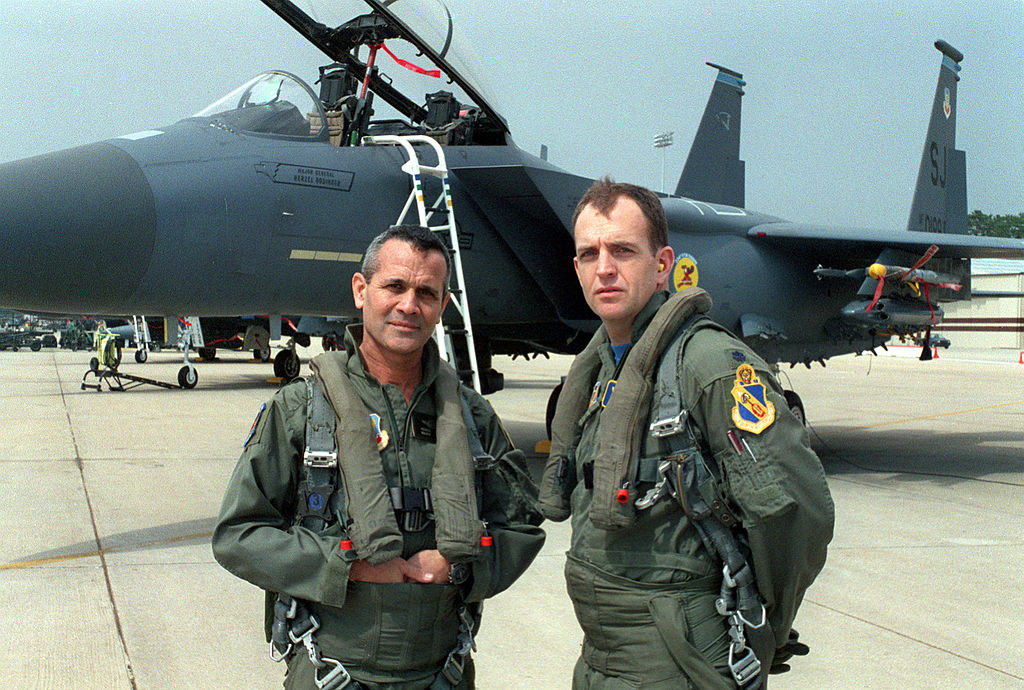 美国空军实力各种作战飞机6000架50多万雇员隔三岔五就打仗