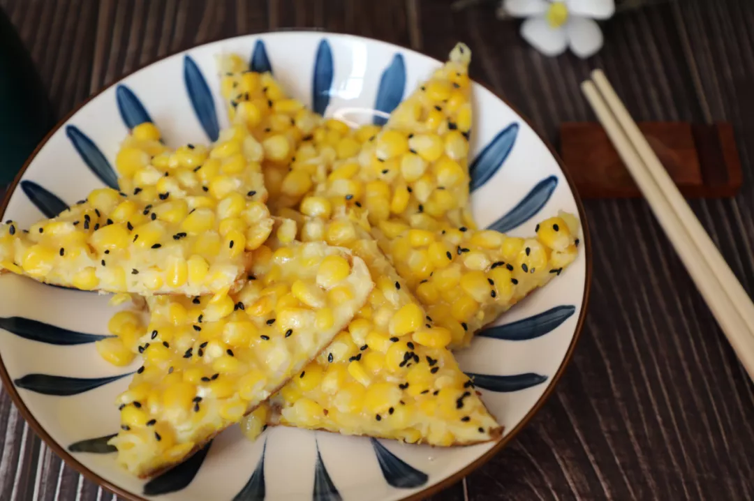 香甜酥脆的玉米烙在家也能做,做法简单,鲜香可口,比餐厅的好吃|玉米烙