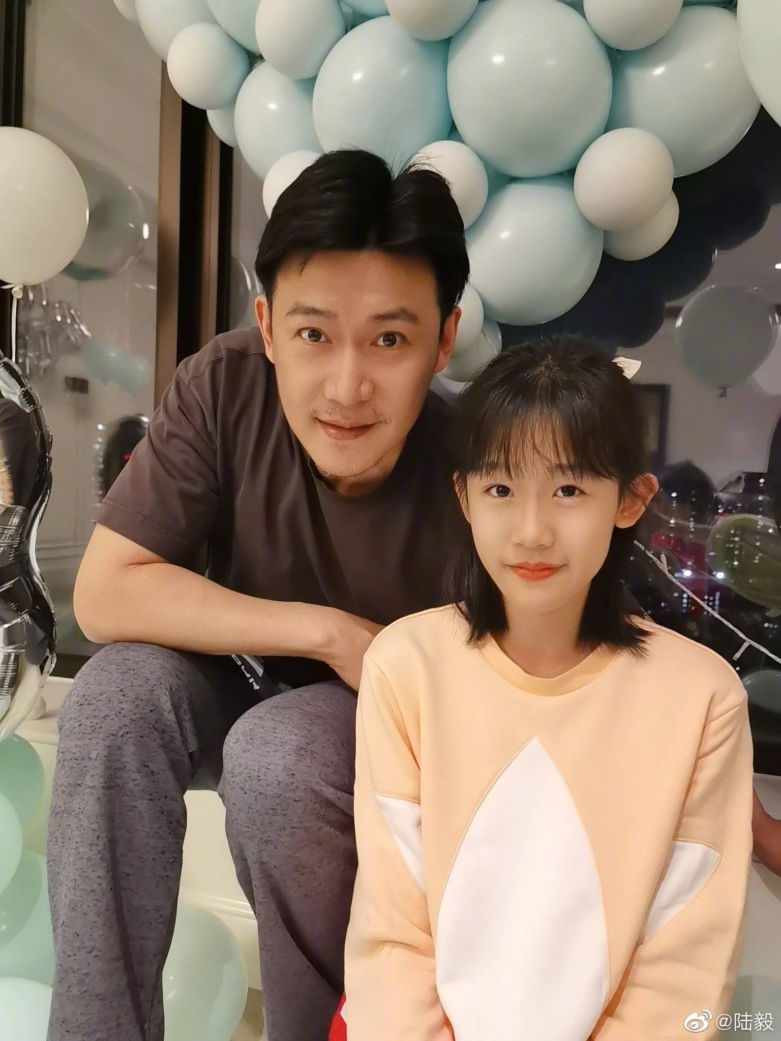 贝儿与妹妹像用同张脸,结婚15年恩爱如初|贝儿|陆毅|鲍蕾_新浪新闻