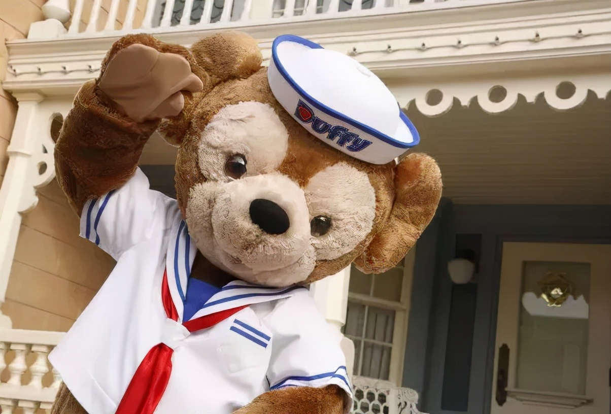 直到2005年,迪士尼小熊都还只是乐园里 没有名字的迎宾npc,也从未在