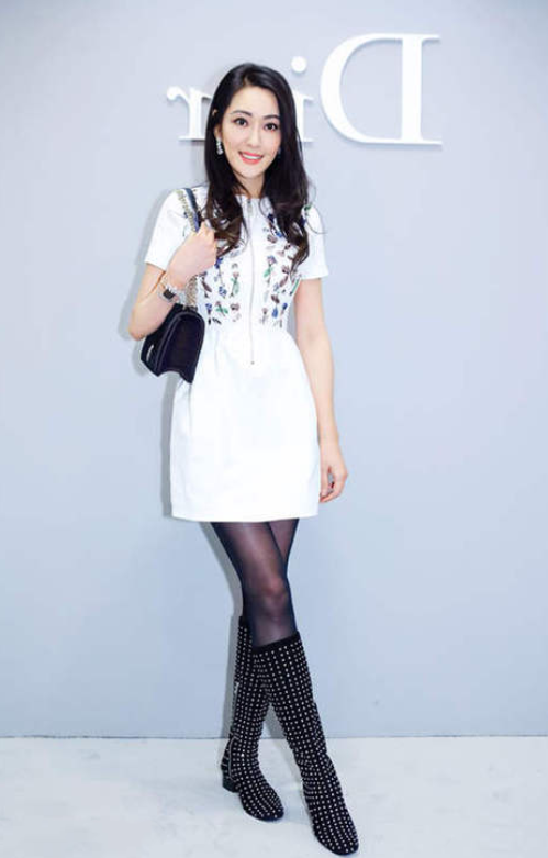 孟广美真有风韵穿小白裙配黑丝清纯又性感哪像奔六的人