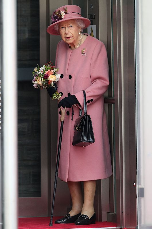 快100岁的英国女王身子骨真硬朗穿亮色呢大衣好精致气场也足