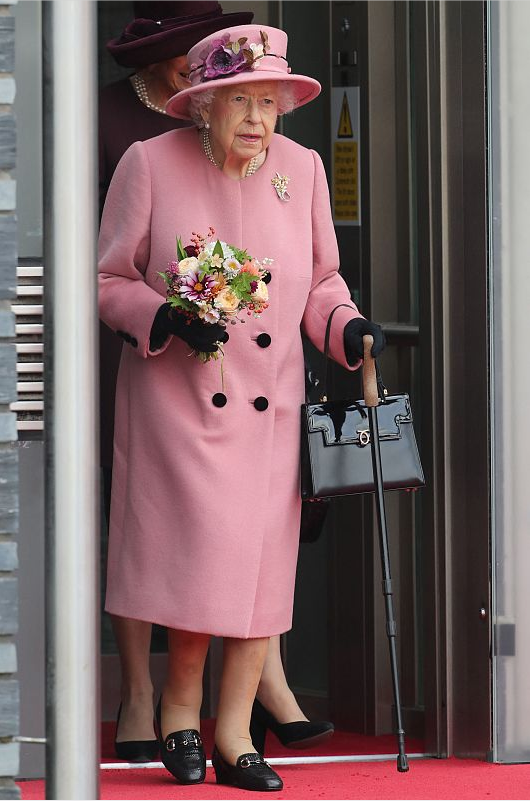 因此本期的内容我们借着英国女王的穿搭,来深入探讨一下怎么穿亮色