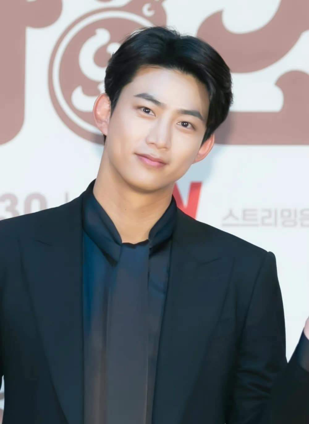 玉泽演首度挑战古装剧扮演又傻又搞笑的帅哥坦言角色很像自己