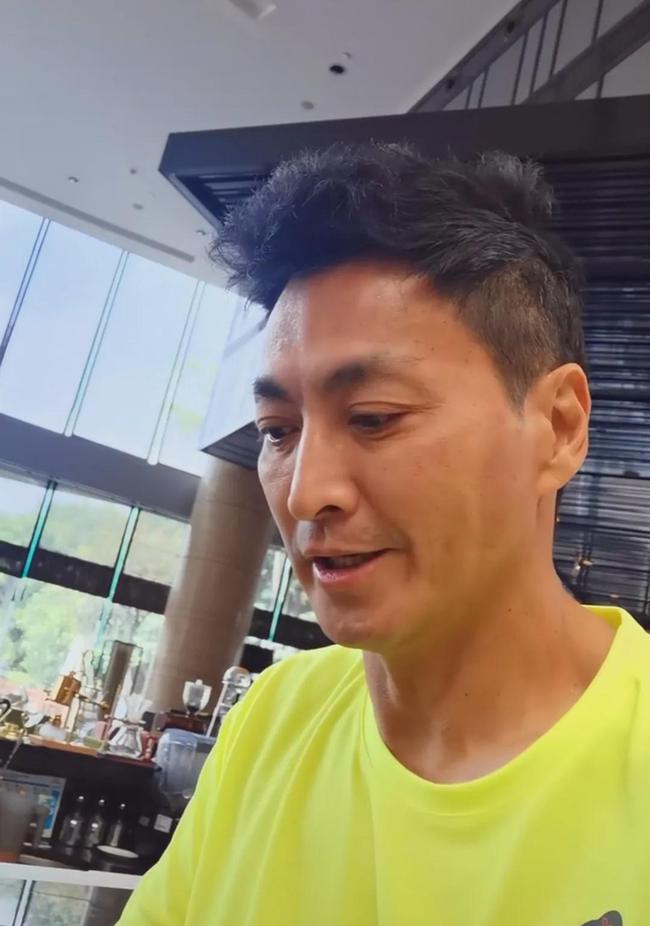 近几年的何家劲,生意做得风生水起,现在他几乎常年生活在内地,经常在