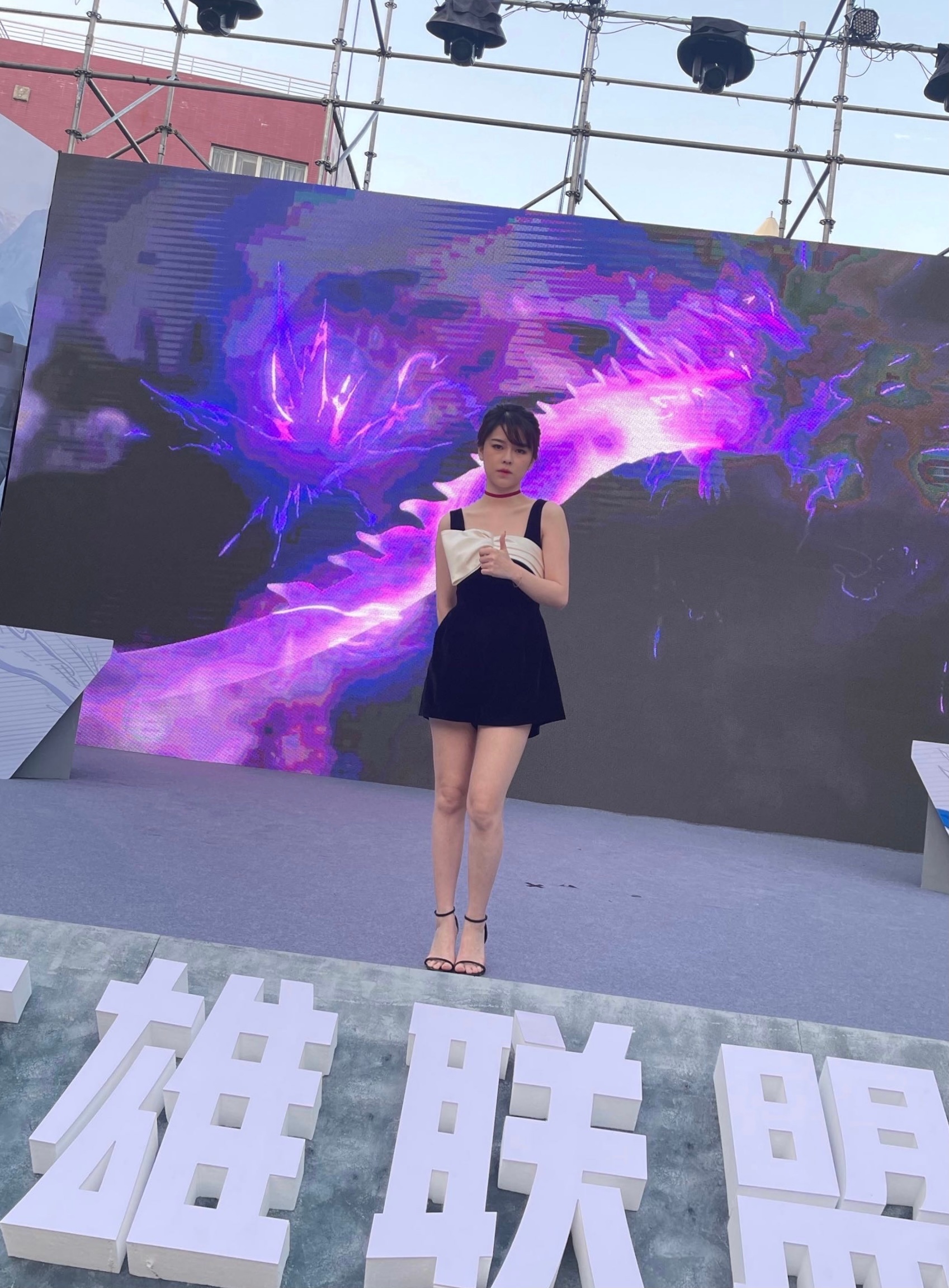 沫子给男大学生授课性感穿着却被调侃腿粗沫子开车回复没眼看