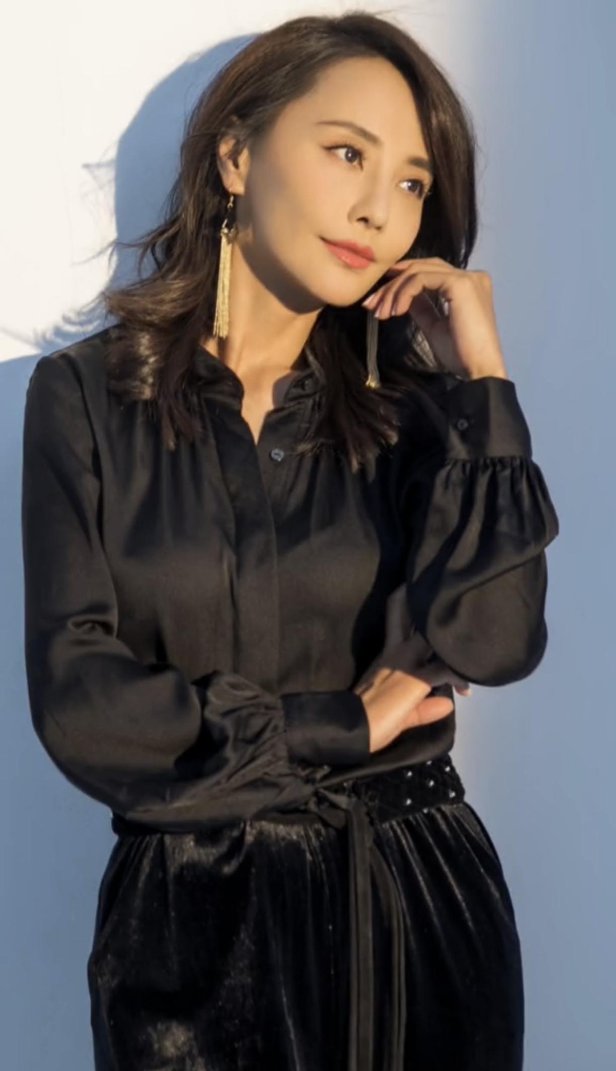 马雅舒近照真是嫩不少,穿衣风格很御姐,就是长得有点像秦岚|马雅舒|秦