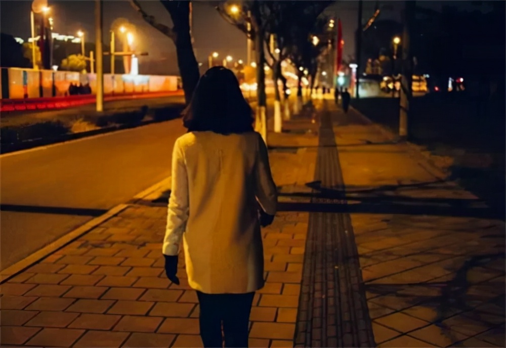 湖北女子深夜骑车回家,陌生男子尾随欲行不轨,她逃跑后崩溃报警|警方