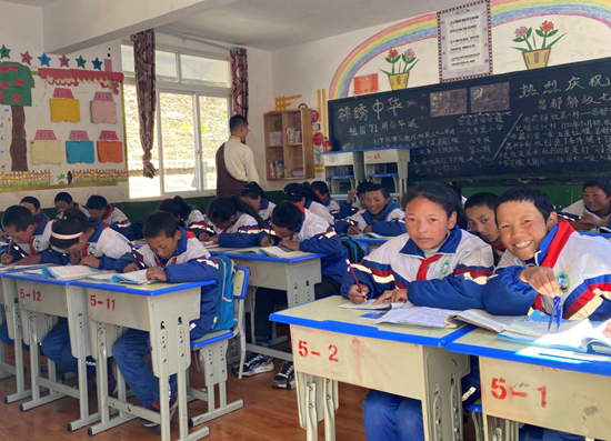 在位于西藏自治区昌都市左贡县的田妥镇一汽希望小学,一张张孩子的