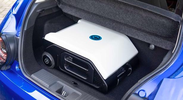 电动汽车充电宝亮相手提箱大小