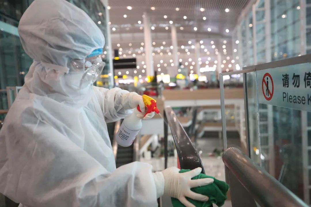 机场工作人员进行消杀&nbsp; 重庆机场集团供图