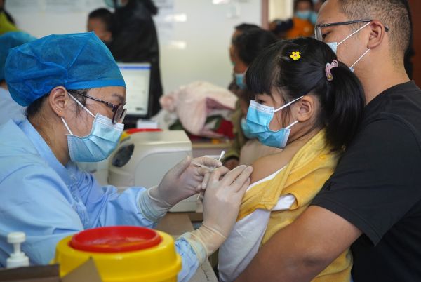 近日，江西省南昌市全面启动3到11岁人群新冠疫苗接种工作。图为3日，医务人员（左）在南昌市第四医院为小朋友接种疫苗。（万象 摄）