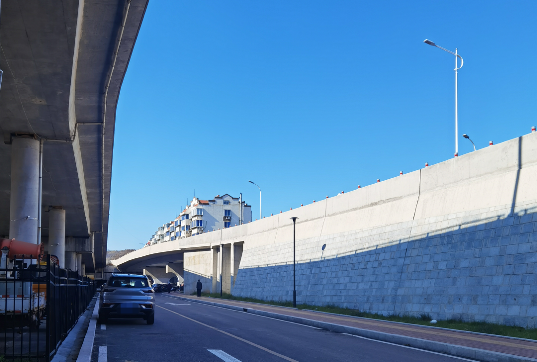 高架桥实现了东西南北两条主干道的交通转换驾驶车辆可以自由选择进入