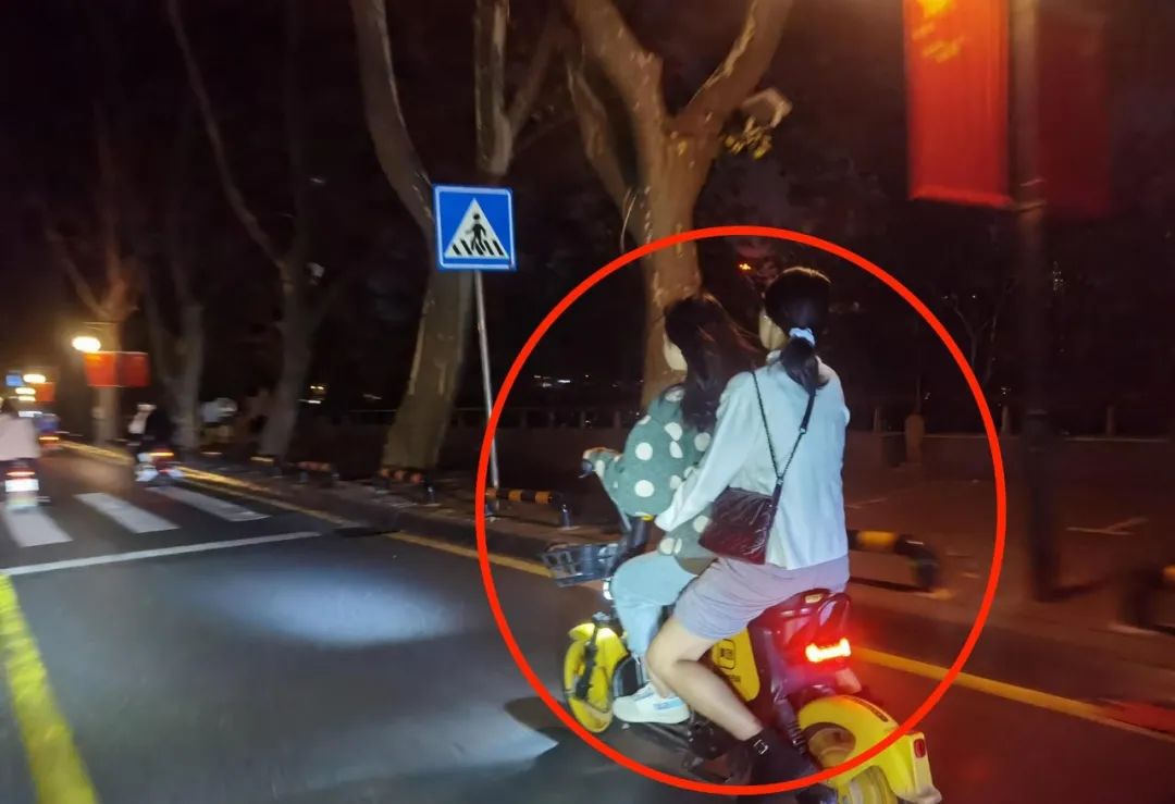 在李公堤,多辆共享电动车载人,且车速较快九瑞大道三中新校区附近开发