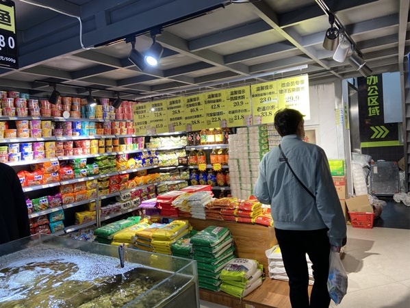 记者探访石家庄多家超市蔬菜市场蔬菜水果肉类等供应充足部分商品价格