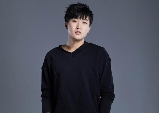 伞皇直播立flag:edg夺冠我就cos兔女郎锐雯|edg|雨童|flag_新浪新闻