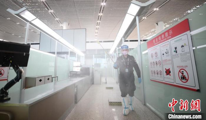 图为工作人员在进行消杀工作。重庆江北国际机场供图