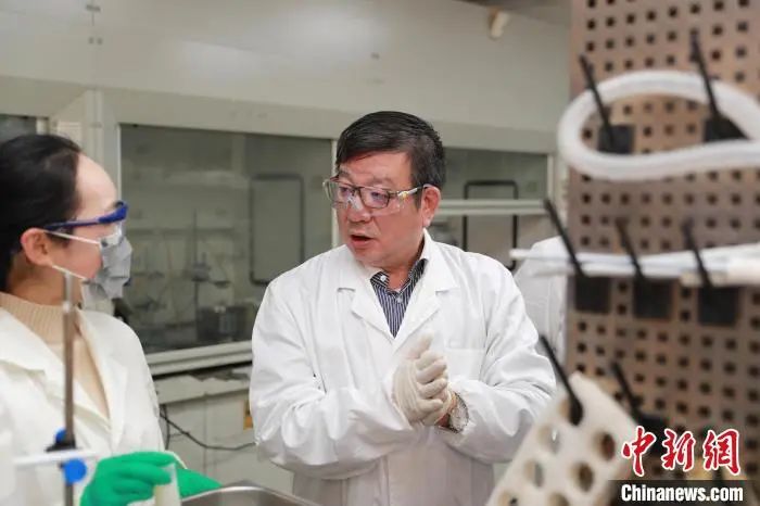 赵东元教授（右）在实验室 成钊 摄