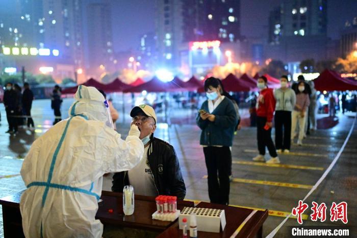 资料图：江西省九江市柴桑区局部区域核酸检测有序进行。　杨风胜 摄